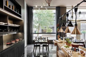 2 restaurants; breakfast, lunch and dinner served  - Renaissance Zürich Tower Hotel (Zürich)