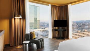 Ropa de cama de alta calidad y caja de seguridad en la habitación