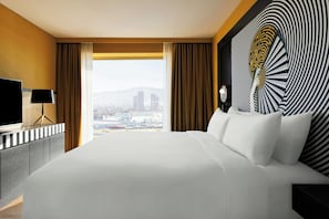 Club Suite, 1 King Bed with Sofa bed | Premium bedding, in-room safe, desk, blackout drapes