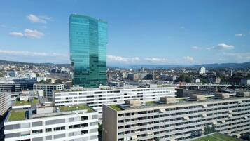 Club Suite, 1 King Bed with Sofa bed | Premium bedding, in-room safe, desk, blackout drapes