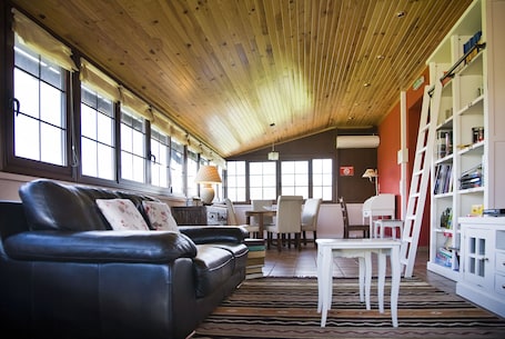 Televisión 22 pulgadas con canales de televisión digitales. Hotel Ekai