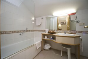 Chambre supérieure double | Salle de bain | Articles de toilette (gratuits), séchoir à cheveux, bidet