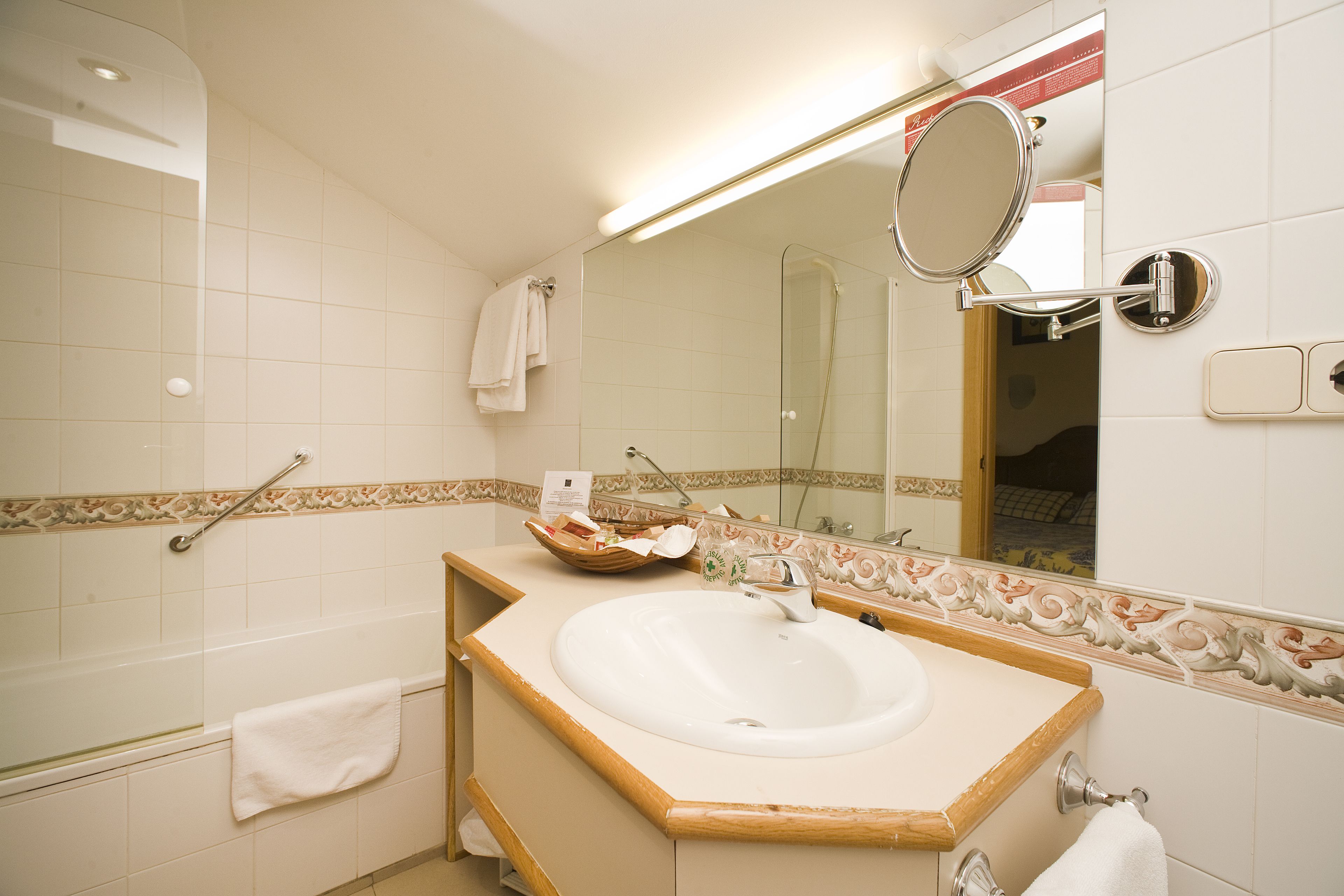double room | bathroom | free toiletries, hair dryer, bidet, towels