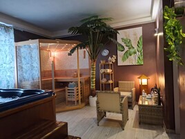 Una spa con vasca idromassaggio, zona relax e un'ampia pianta in vaso.