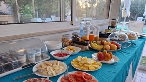 Una mesa de buffet con diversos alimentos y salsas.