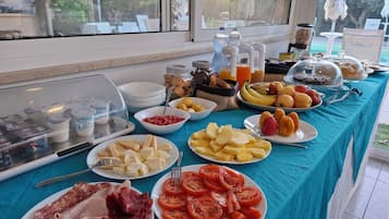 Colazione completa a pagamento, servita tutte le mattine