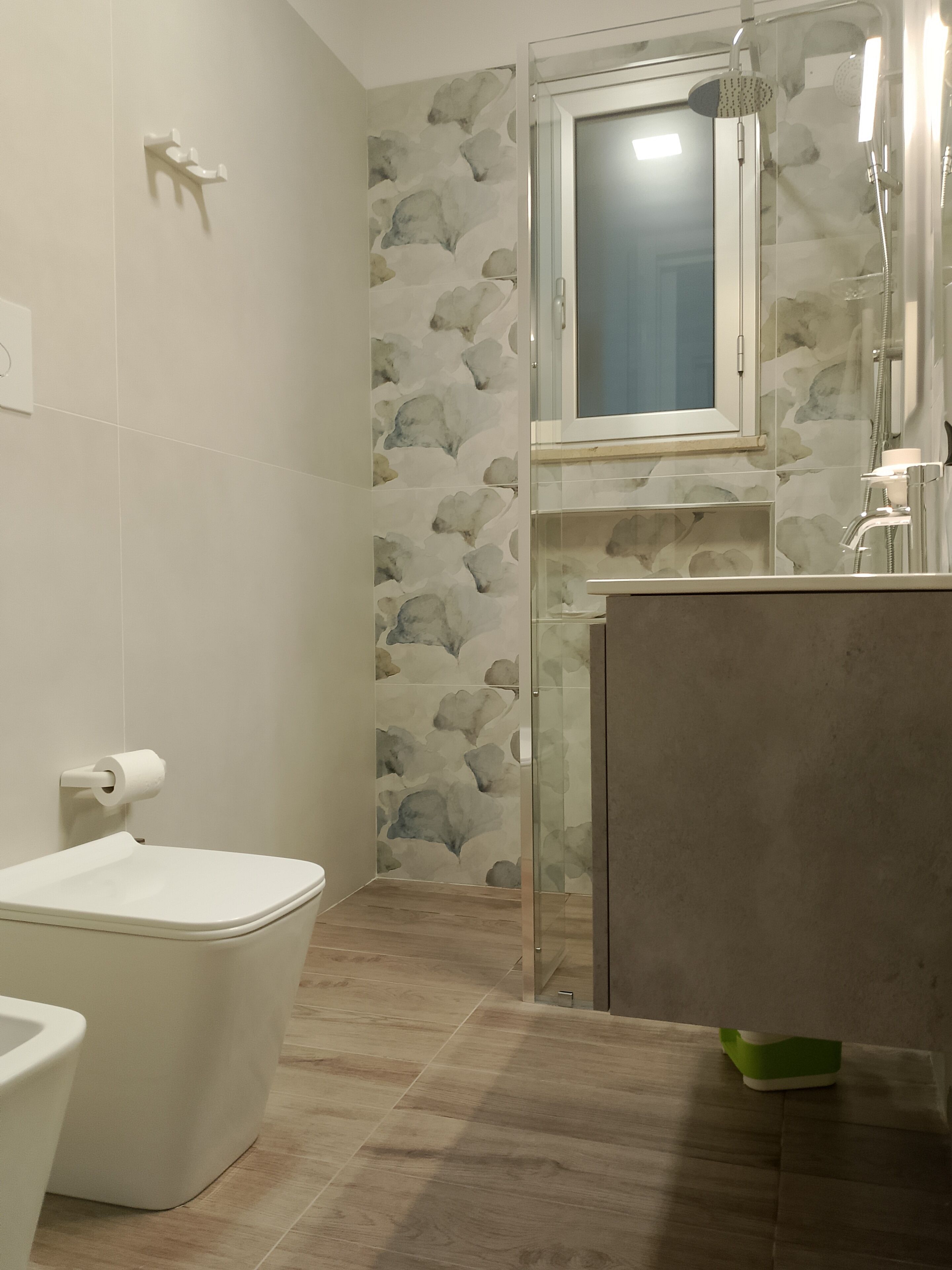 Ein Badezimmer mit Toilette, Dusche und Waschbecken.