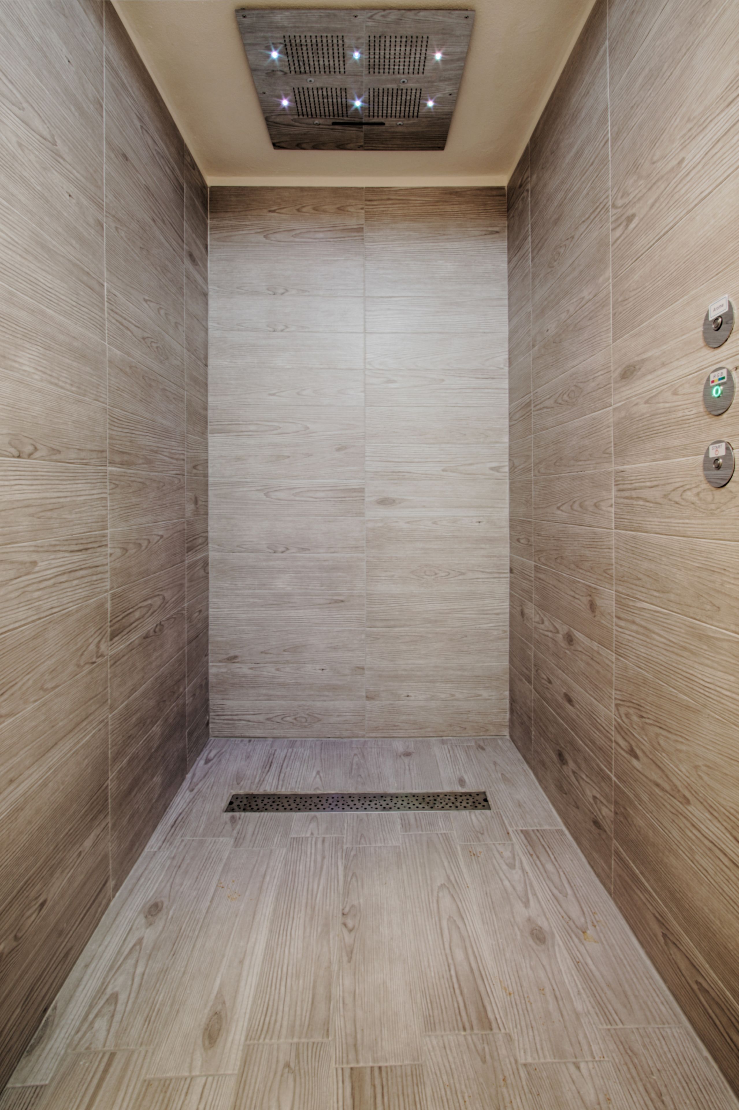 雙人療程室、三溫暖烤箱、浴缸、蒸氣室