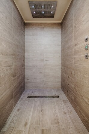 Couples treatment rooms, sauna, hot tub, steam room