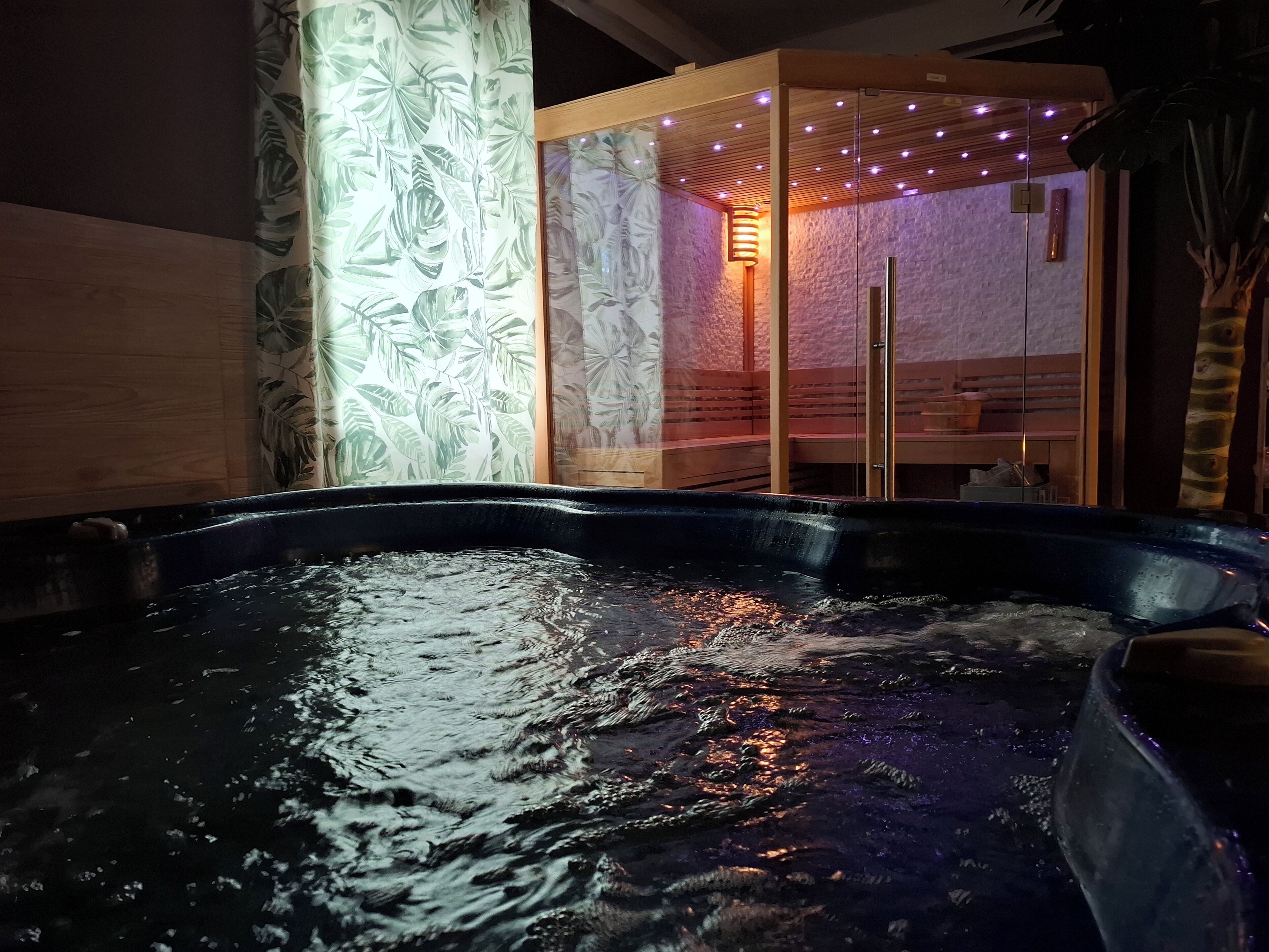Behandelingskamers voor koppels, een sauna, een bubbelbad, een stoombad