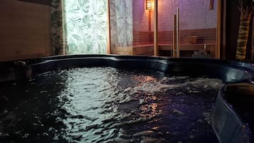 Behandelingskamers voor koppels, een sauna, een bubbelbad, een stoombad