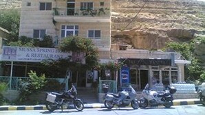 A building with a sign for 'Mussa Spring Hotel & Restaurant'. - Mussa Spring Hotel (Wadi Musa)