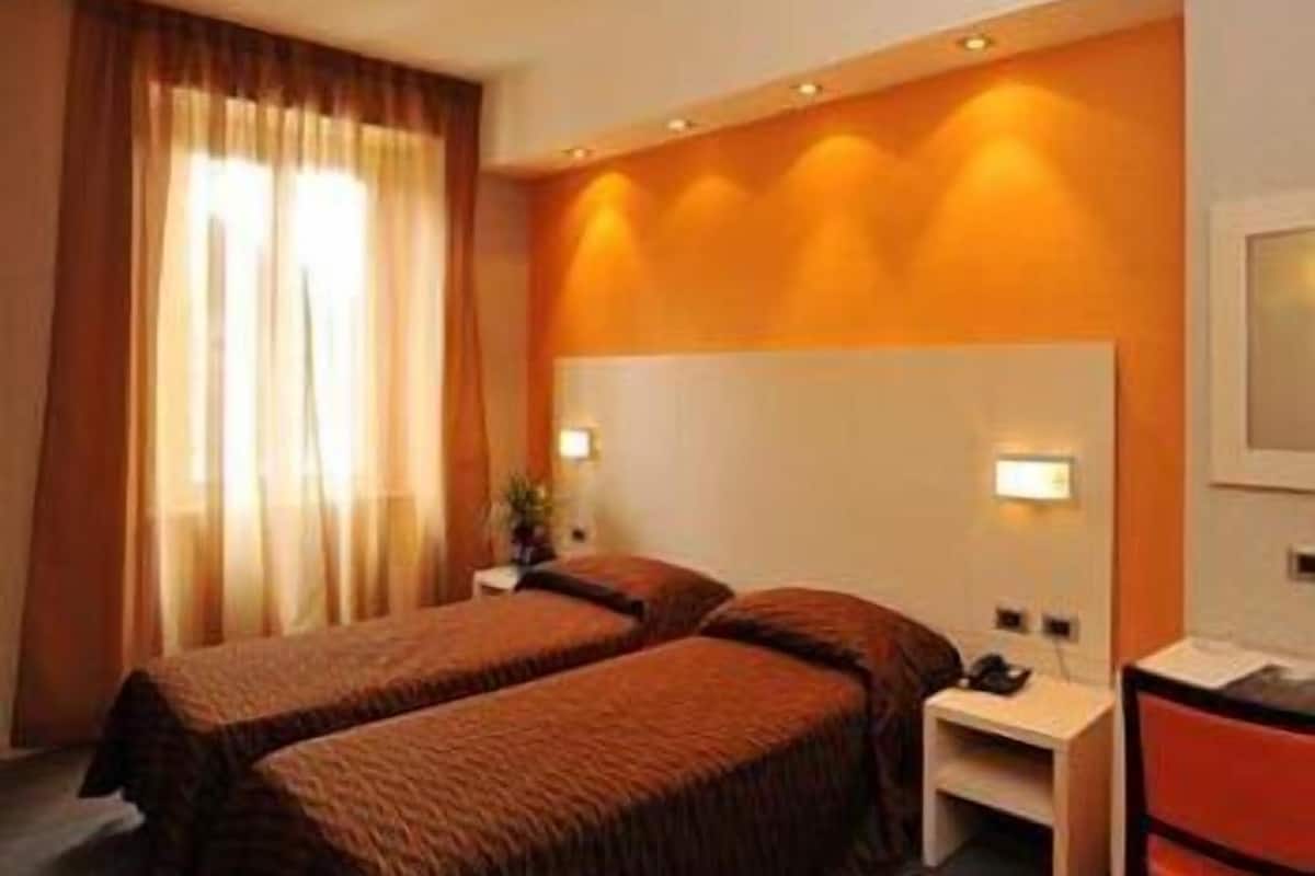 Kamer, 1 twee- of 2 eenpersoonsbedden | Een minibar, een kluis op de kamer, een bureau, geluiddichte muren