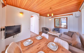 2+1 Villa Melis | Área de sala de estar | Televisión de pantalla plana de 50 cm con canales vía satélite