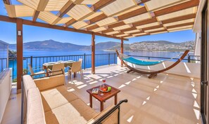 Deniz Manzarali Penthouse Dort Kisilik Oda