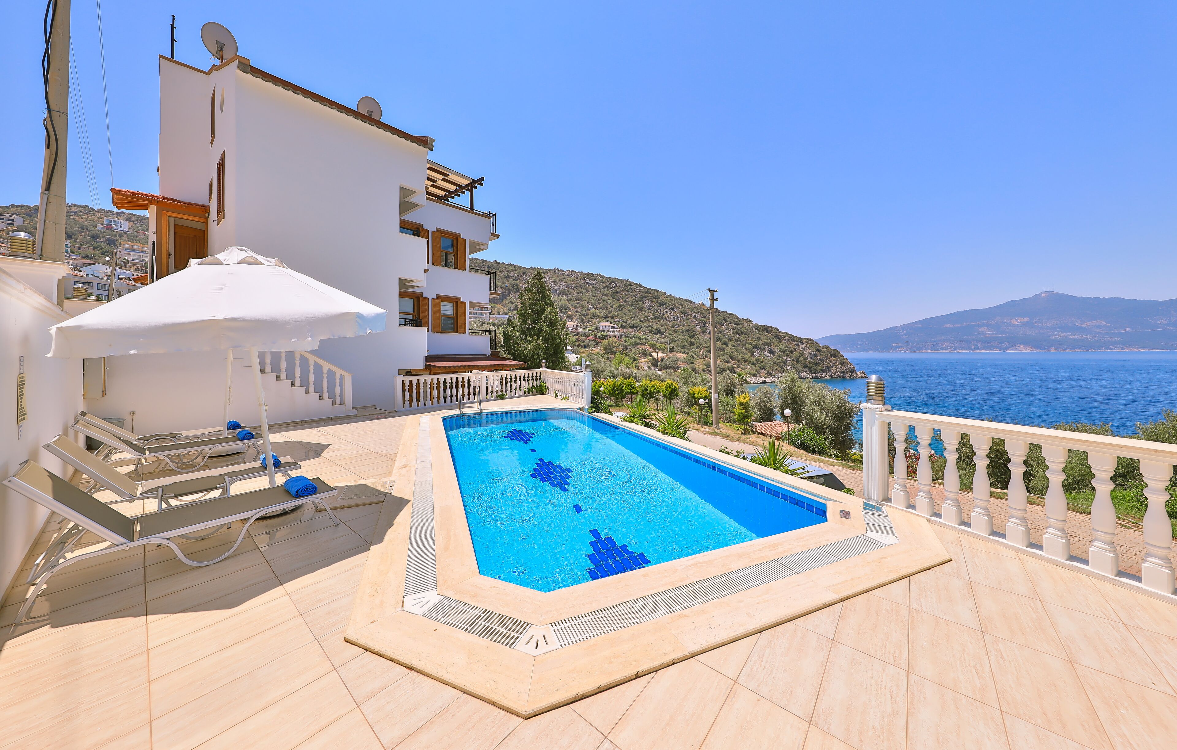 Piscina externa sazonal, guarda-sóis, espreguiçadeiras