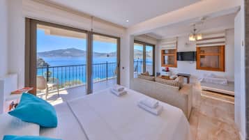 Deniz Manzarali Deluxe Suit | Roupas de cama premium, Wi-Fi de cortesia