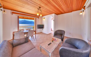 2+1 Villa Melis | Área de sala de estar | Televisión de pantalla plana de 50 cm con canales vía satélite