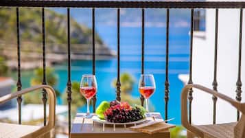 Standaard driepersoonskamer, balkon, uitzicht op zee | Balkon