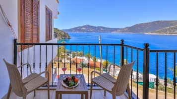 Deniz Manzarali Cift Kisilik Oda | Balcón