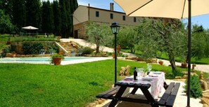 供应早餐和晚餐，意大利菜