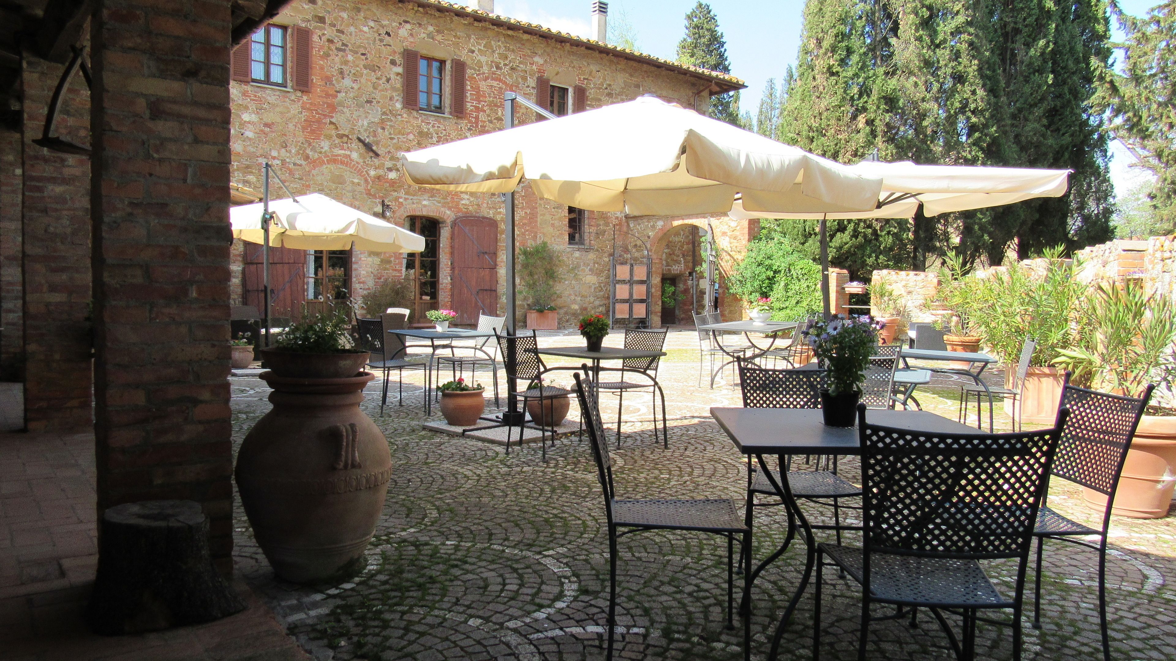 Petit déjeuner et dîner servis sur place, spécialités Cuisine italienne