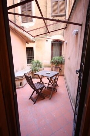 Studio, op benedenverdieping | Terras