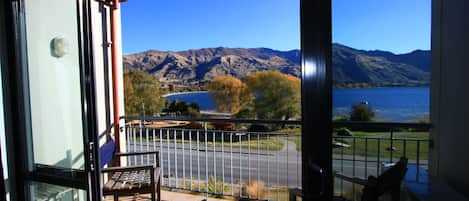 Ein Balkon mit Blick auf einen See und Berge.