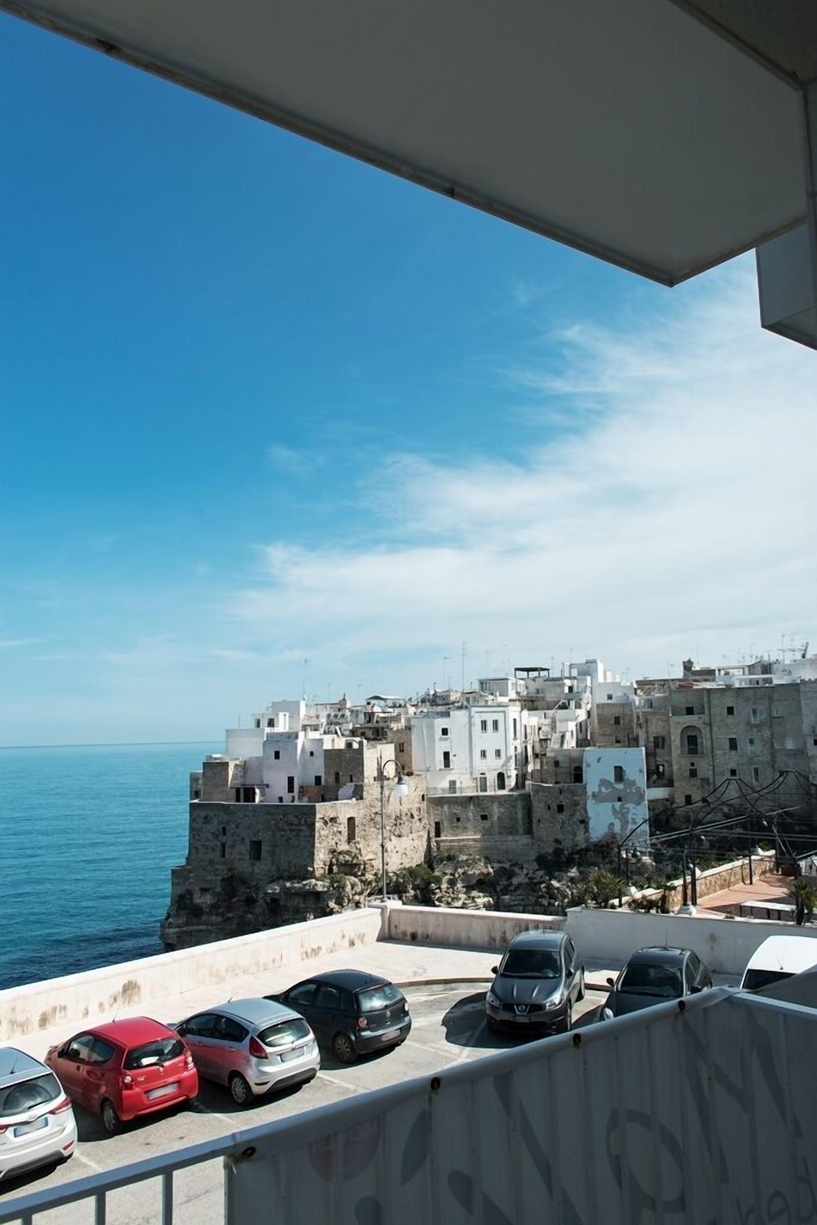 Un paisaje urbano costero con edificios históricos y vistas al mar.