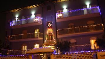 Vista frontal de la propiedad por la tarde o noche