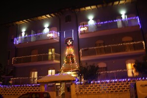 Fassade der Unterkunft – Abend/Nacht