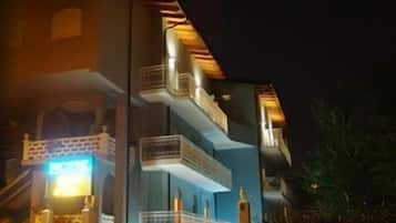 Bagian depan properti - sore/malam