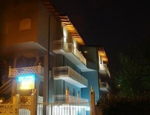 住宿正面 (夜晚)