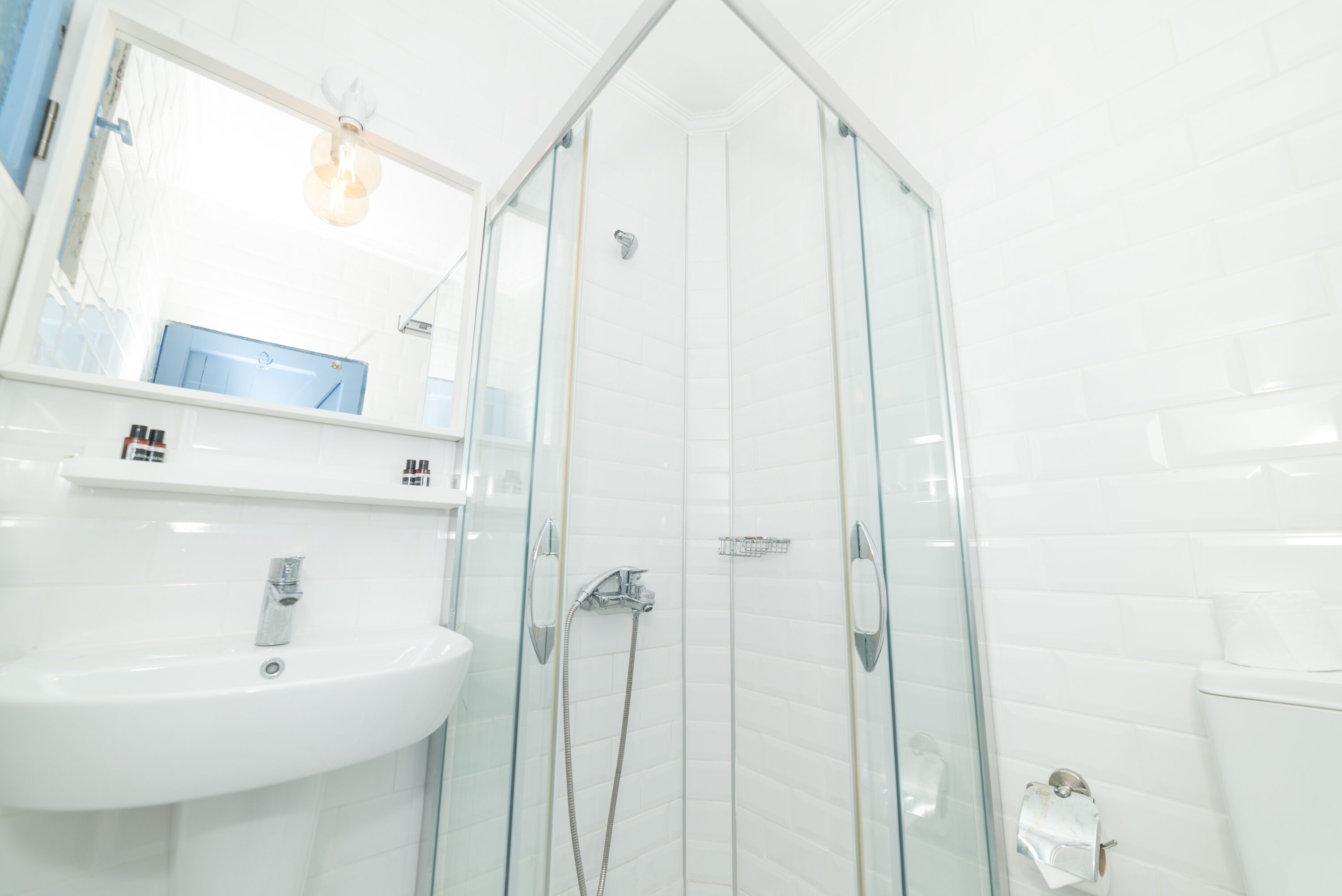 standard double room, 1 double bed | bathroom | shower, free toiletries, hair dryer, slippers