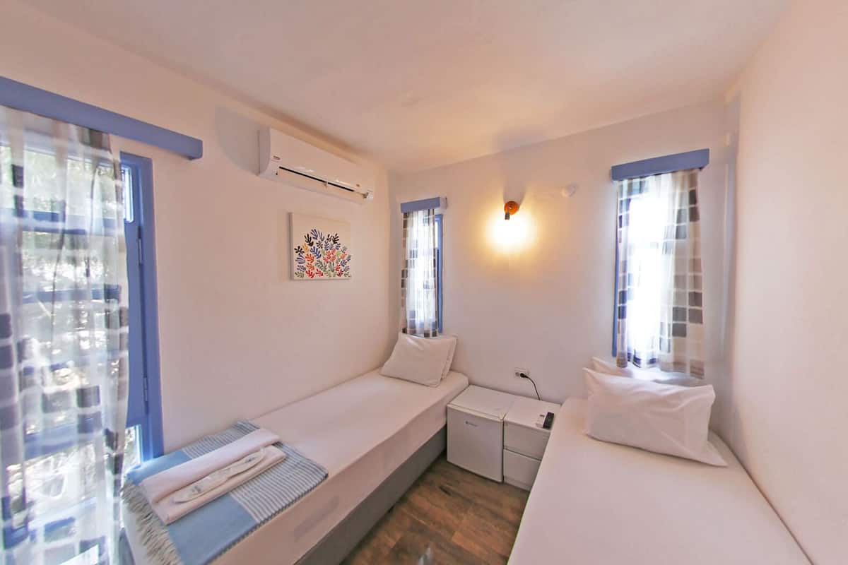 standard twin room, 2 single beds | 1 bedroom, free minibar items, iron/ironing board, free cots/infant beds