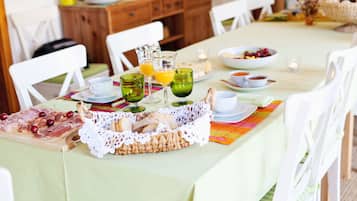 Desayuno buffet (EUR 15 por persona)