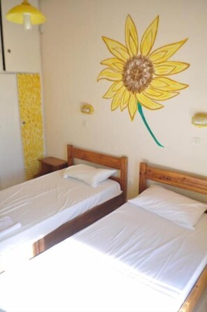Egyptian cotton sheets, Tempur-Pedic beds, individually decorated - Comfy Hostel Studios (Corfu)