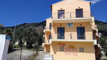 Vista frontal de la propiedad