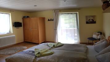 Habitación básica doble, 1 cama matrimonial, baño compartido, vista al valle