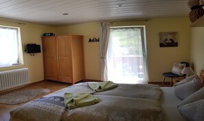 Basic-Doppelzimmer, 1 Doppelbett, Gemeinschaftsbad, Talblick