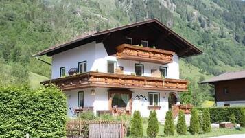 Vista frontal de la propiedad