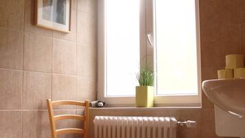 Habitación básica doble, 1 cama matrimonial, para no fumadores, baño privado | Baño