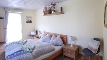 Habitación básica doble, 1 cama matrimonial, baño compartido, vista al valle