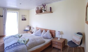 Basic-Doppelzimmer, 1 Doppelbett, Gemeinschaftsbad, Talblick