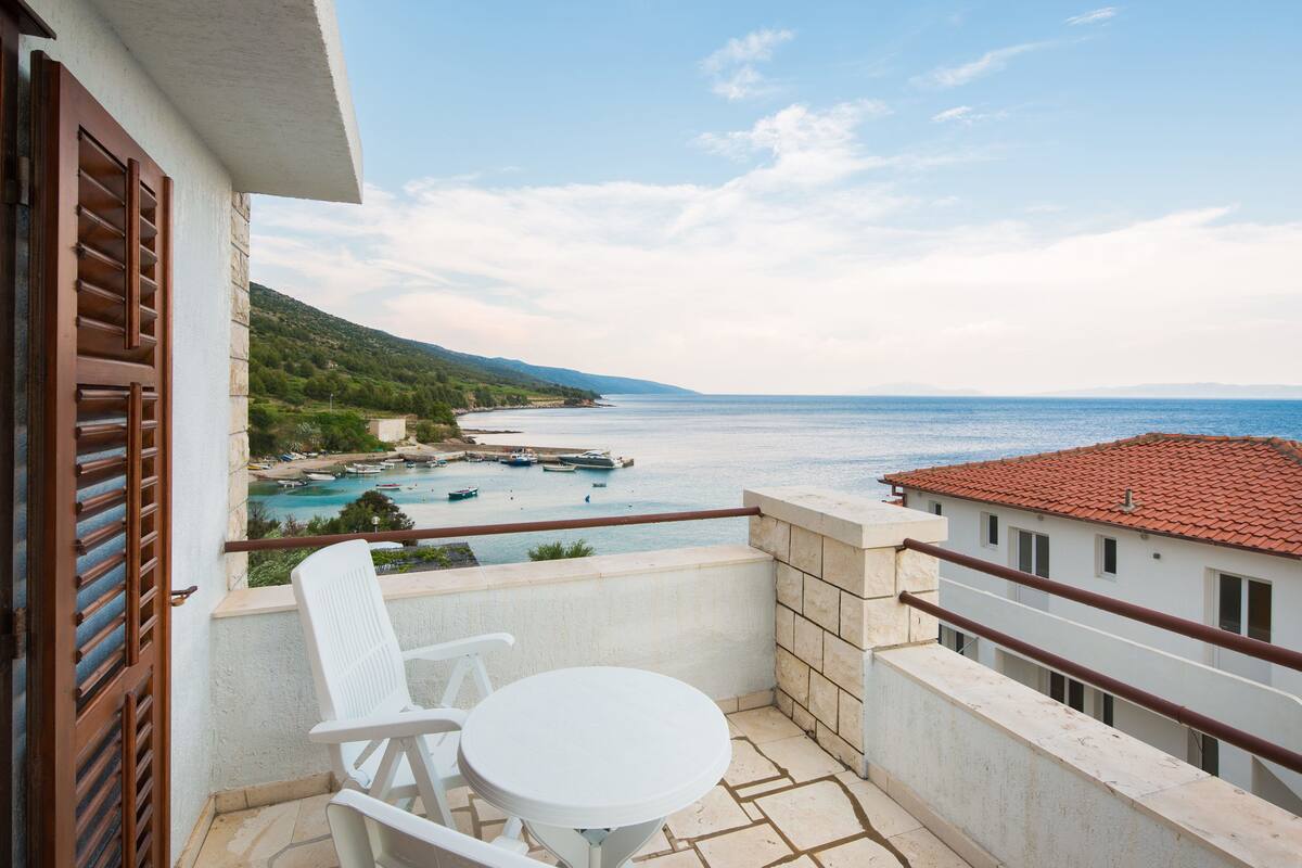 ダブルルーム バルコニー シービュー | セーフティボックス (室内)、デスク、ベビーベッド、可動式ベッド