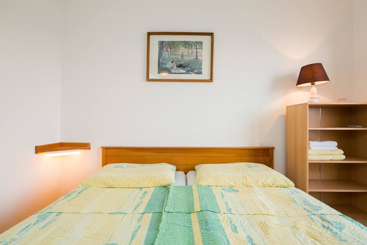 Tweepersoonskamer, uitzicht op park | Een kluis op de kamer, een bureau, babybedden, extra bedden