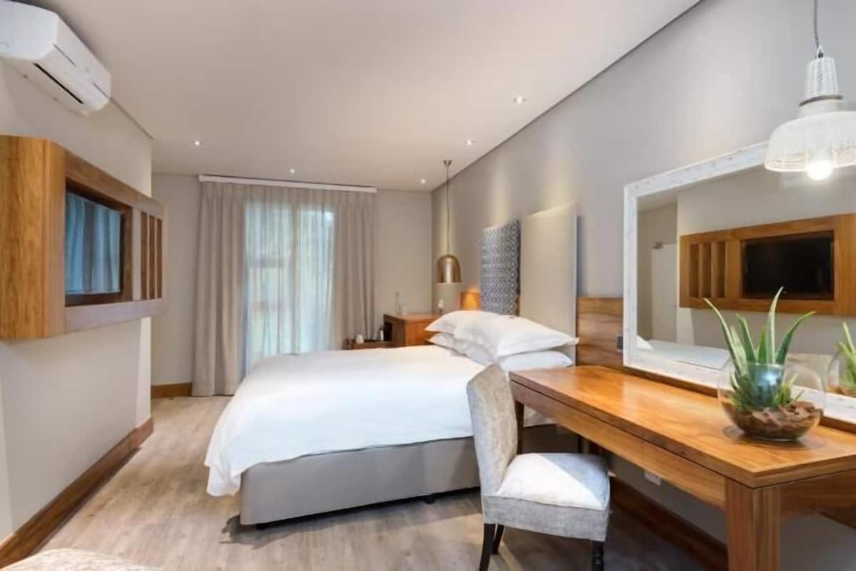 Minibar, caja de seguridad en la habitación y escritorio