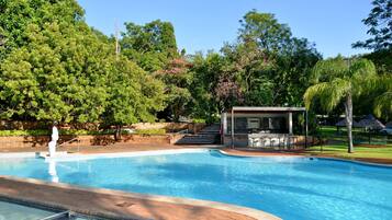 2 hồ bơi ngoài trời, mở cửa từ 7:00 đến 20:00, ghế dài tắm nắng