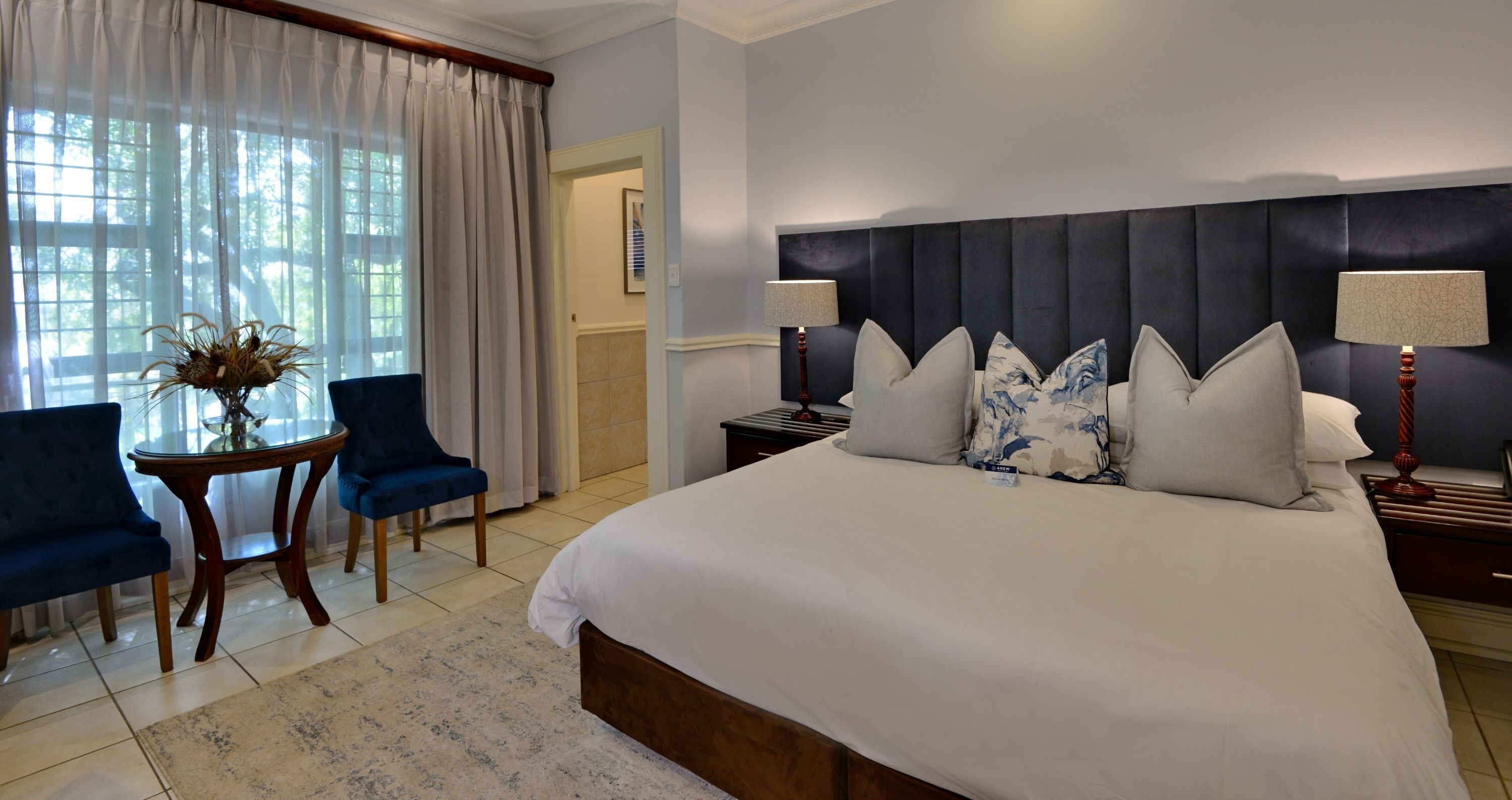 Presidential-sviitti | Minibaari, tallelokero huoneessa, työpöytä