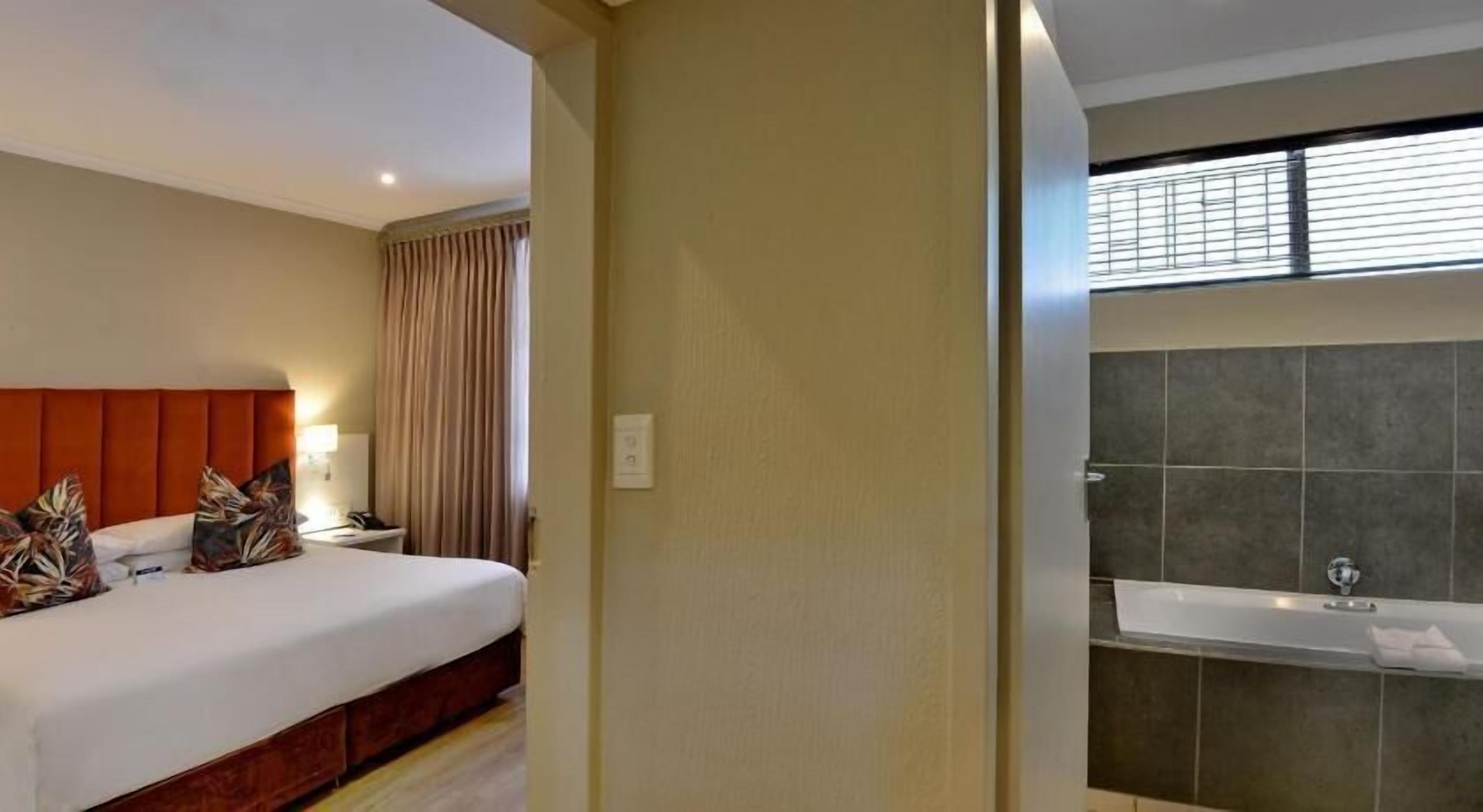 Minibar, caja de seguridad en la habitación y escritorio 